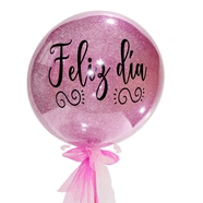 Hermoso globo de burbuja transparente en tono rosado con letrero de feliz día