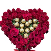 Arreglo floral en forma de corazón con rosas rojas y chocolates