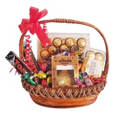 Canasta compuesta de una caja de chocolates finos Ferrero Rocher de 24 piezas y una de 16 piezas, 2 barras de chocolate Toblerone de origen suizo, una caja de chocolate kisses y dulces de sabores.