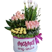 Impresionante Arreglo de tulipanes y rosas, con chocolates finos todo en bonitos tonos pastel en una base con el mensaje “Mamá eres única”. Este arreglo seguramente alegrará el día de cualquiera.