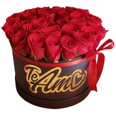 Envía flores en caja para esa persona especial desde nuestra boutique floral Nicté en línea y deléitala con un detalle de vivaces rosas rojas con entrega a domicilio.