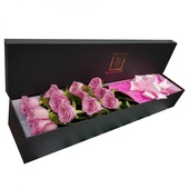 Caja negra con 12 piezas rosas Premium color rosas perfectamente colocadas adornadas con un moño y tapa dándoles un toque de elegancia
