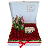 Arreglo de 48 rosas rojas, 10 tulipanes y una caja de chocolates Ferrero