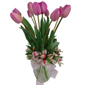 Florero de cristal elaborado con 10 Tulipanes Holandeses color rosa fuerte, astromelias y un listón. Disponibles para envío a domicilio