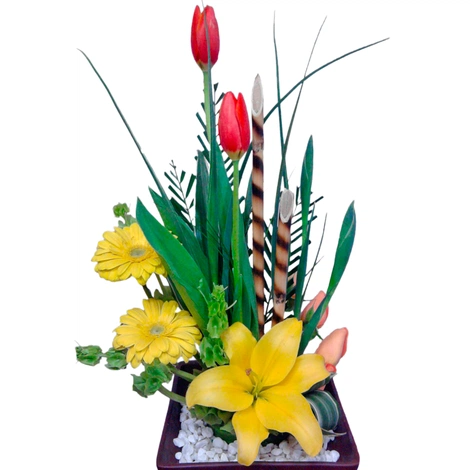 Este arreglo de flores contiene una hermosa selección de Tulipanes, Rosas, Gerberas, Lilis, Iris y verdes adicionales. En una base de cerámica aproximada de 40 cm