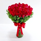 Arreglo floral de 40 rosas rojas ideal para cualquier ocasión especial. El envio de flores a domicilio en la CDMX
