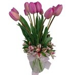 Florero de cristal elaborado con 10 Tulipanes Holandeses color rosa fuerte, astromelias y un listón. Disponibles para envío a domicilio