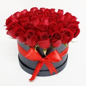 Arreglo de rosas rojas con 30 piezas colocadas en una preciosa caja negra adornada con un moño rojo. Su medida aproximada es de 30 x 30 cm, siempre listas en nuestra floristería.