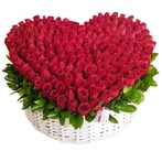 Hermosa canasta de mimbre de rosas rojas excelente detalle para conquistar a quien tu quieras