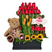 Dile te amo a esa persona especial con este hermoso arreglo de 24 rosas, 5 tulipanes, 3 girasoles y un oso de peluche, disponibles con envío gratis en Florería Liliana y disfruta de estas flores a domicilio