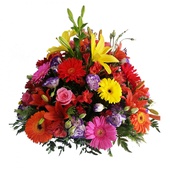 Arreglo de flores compuesto por flores naturales de gerberas, lilis y varias especies más, además de follaje fijo en forma circular