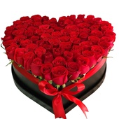 Hermoso corazón cubierto de rosas rojas de invernadero. Medidas 50 x 50 cm