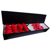 Caja de Flores color Negra con 12 piezas de Rosas de Invernadero perfectamente acomodadas y adornadas con un lindo moño y tapa.