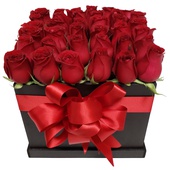 Caja de Rosas rojas con 36 piezas colocadas delicadamente, además tiene un hermoso moño de tela al rededor, la medida de la caja es de 25 x 25 cm.