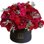 Hermosa caja en tono negro, con un detalle de flores variadas, y rosas rojas perfectas para regalar