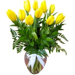 Arreglo de Tulipanes Holandeses con 10 piezas, follajes finos colocadas en un florero de cristal fino adornado con un moño de listón. Las flores están listas en nuestra florería las 24 horas.