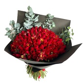 Ramo de rosas rojas frescas de 100 piezas y cuenta con follaje fino que le da un toque de elegancia envuelto papel negro y adornado con un moño. Enviar flores a domicilio es muy fácil.