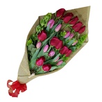 Ramo De flores con 12 rosas rojas de invernadero y 10 tulipanes holandeses envueltos delicadamente en yute y un moño de tela. Excelente para mandar flores a domicilio.