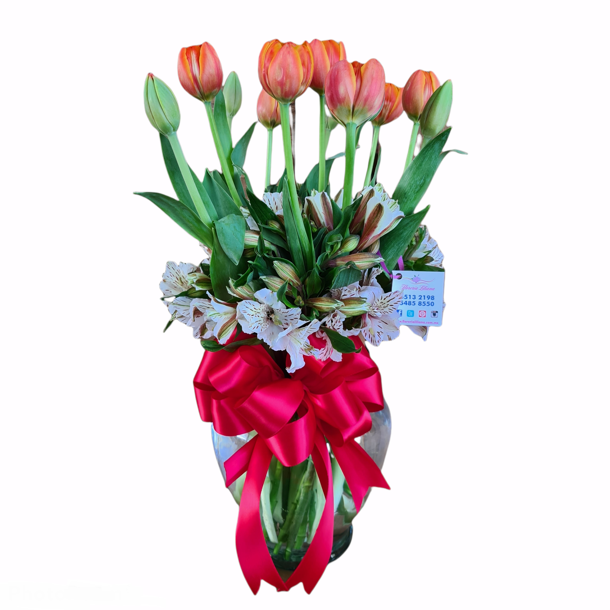Hermoso Arreglo de tulipanes holandeses de 10 piezas en color naranja acompañados por astromelia, en un florero de cristal y adornadas por un listón. Envía flores a domicilio desde Liliana online.