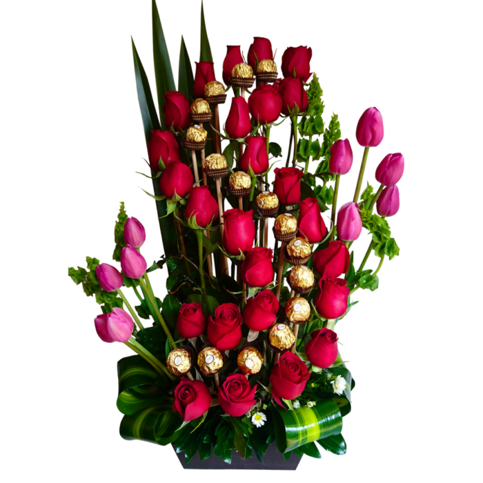 Arreglo de florales naturales compuesto por 24 Rosas de invernadero,10 Tulipanes Holandeses, acompañado con chocolates finos Ferrero Rocher y colocadas en una base de madera.