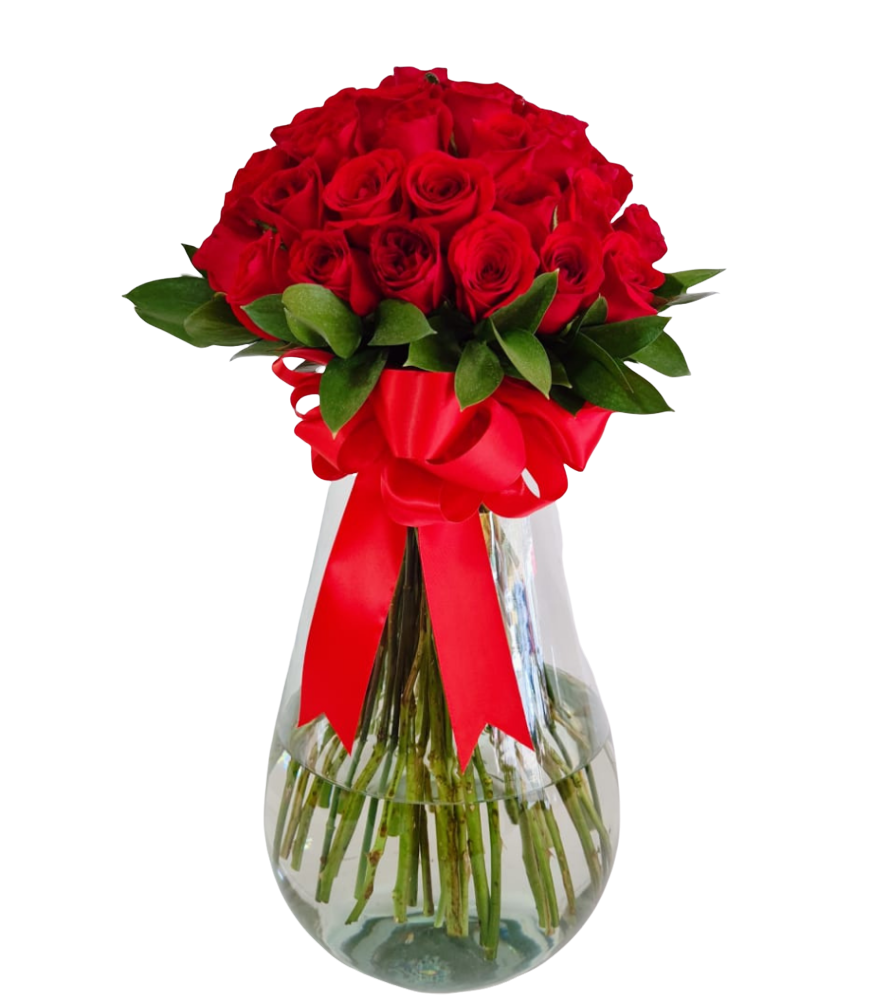 Bonito arreglo floral compuesto por 48 Rosas de invernadero en lindo florero de cristal con un moño rojo de tela.
