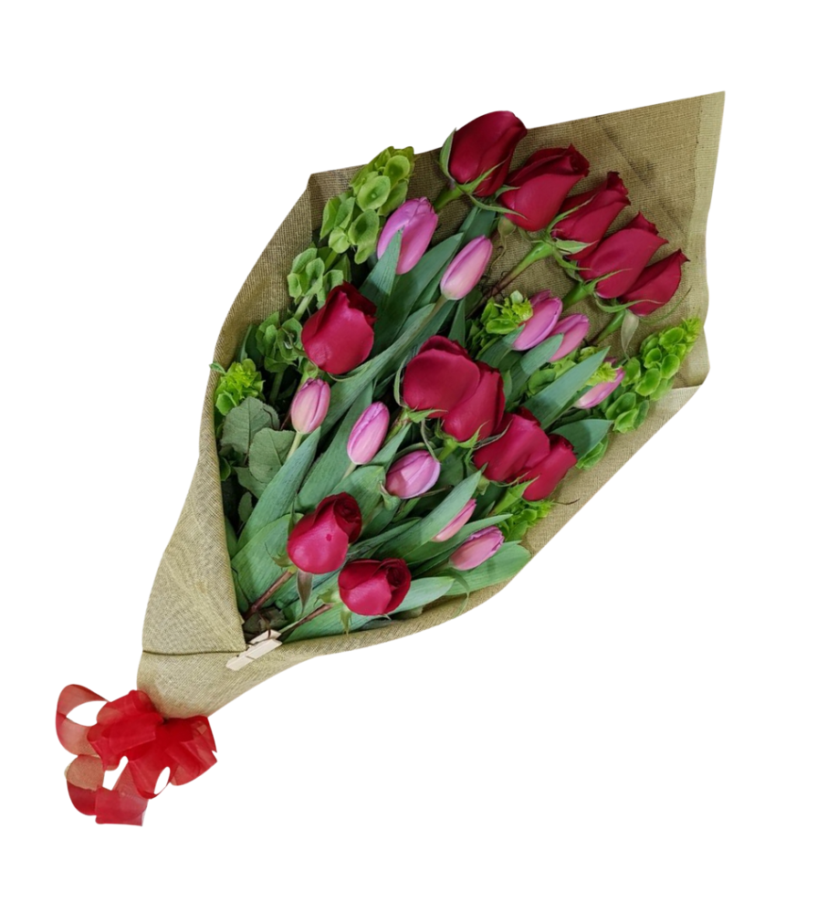 Ramo De flores con 12 rosas rojas de invernadero y 10 tulipanes holandeses envueltos delicadamente en yute y un moño de tela. Excelente para mandar flores a domicilio.