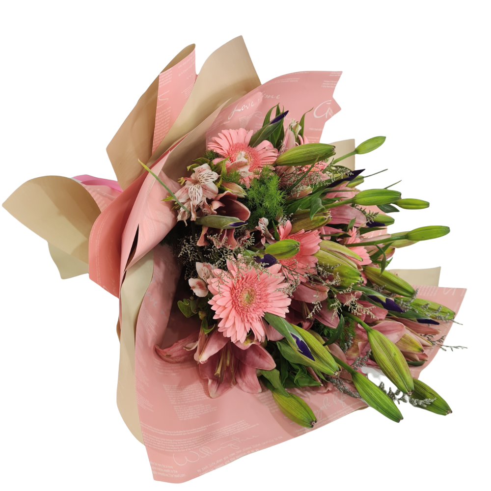 Hermoso ramo de lilis y flores variadas en tonos rosas, envueltos en fino papel con moño.