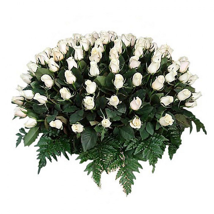 Hermosa canasta de 100 rosas blancas con fino  follaje