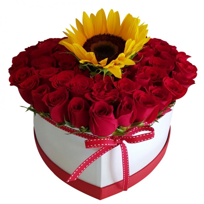 Caja de rosas rojas en forma de corazón coronada con un precioso girasol