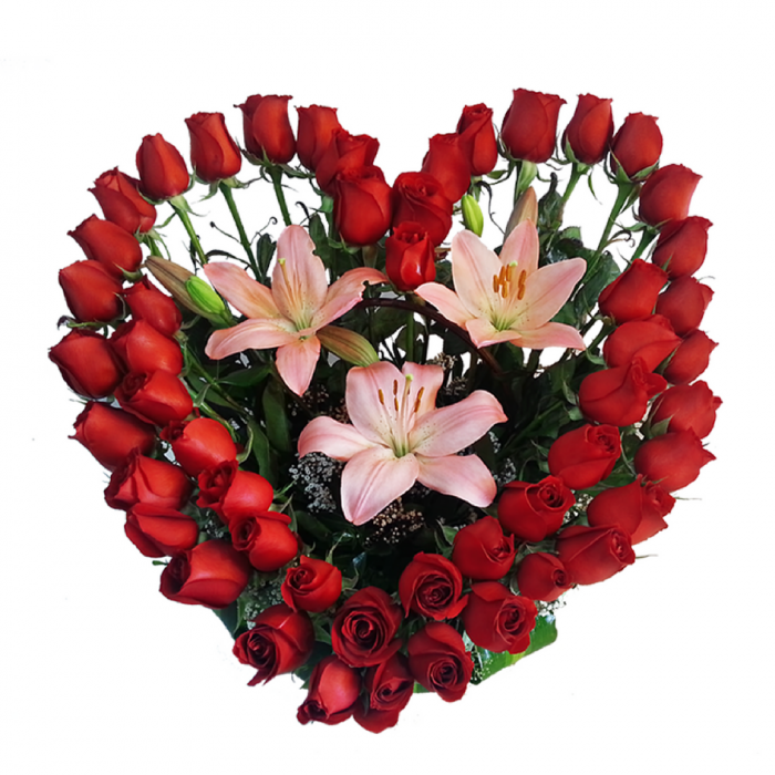 Arreglo de rosas con forma de corazón coronado con lilis en el centro