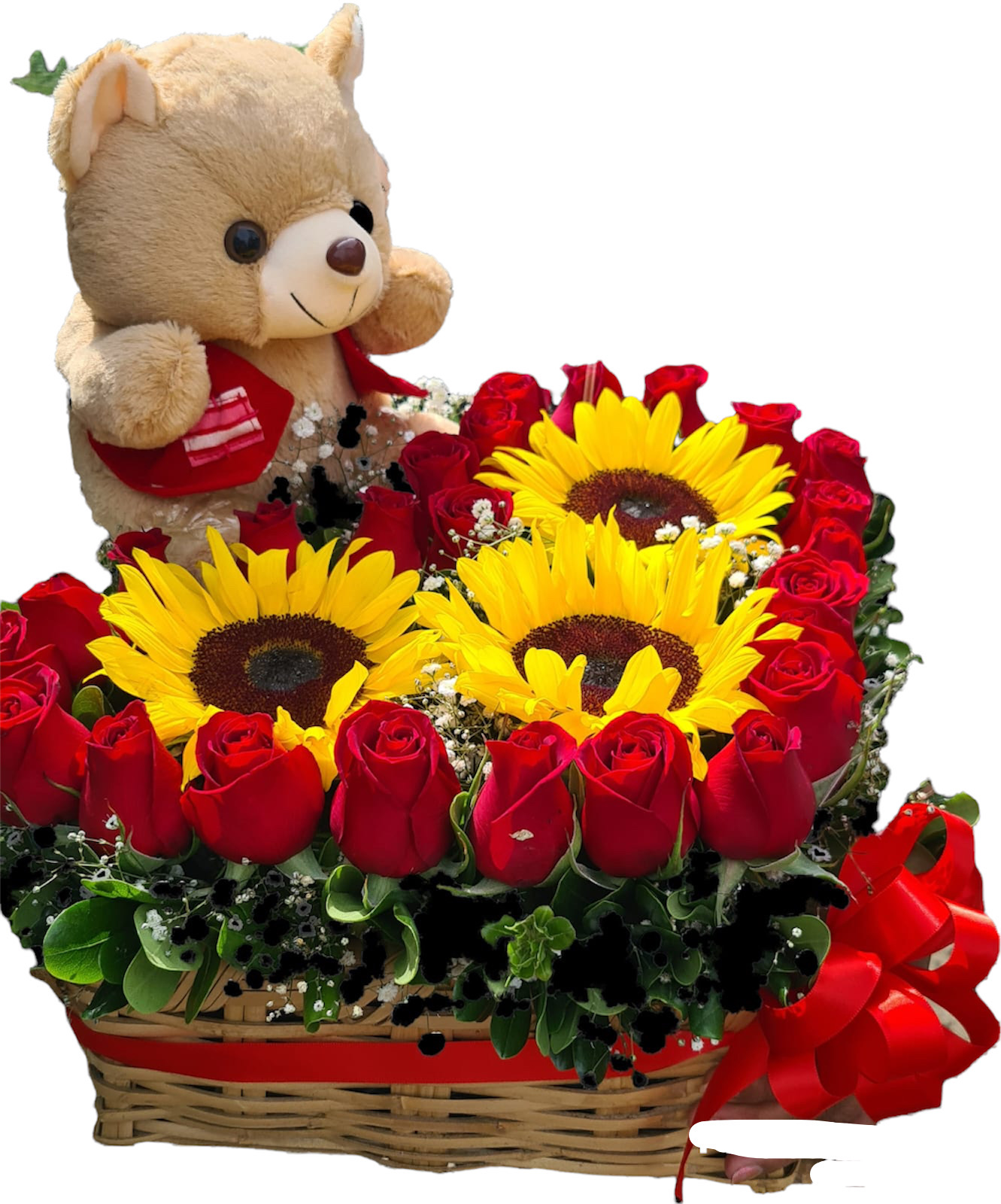 Canasta cuadrada con rosas rojas dispuestas en forma de corazón y girasoles en centro con tierno oso de peluche.