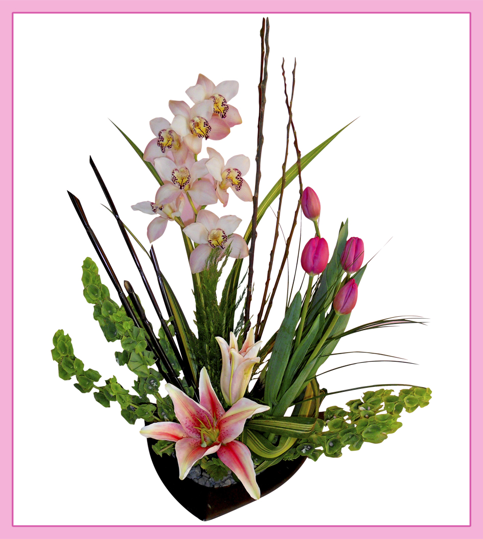 Impresionante Arreglo de flores elaborado con una vara de Orquídeas Cymbidium, 4 piezas de Tulipanes, flores de Acapulco y follaje muy fino colocadas en una base de cerámica delicada.