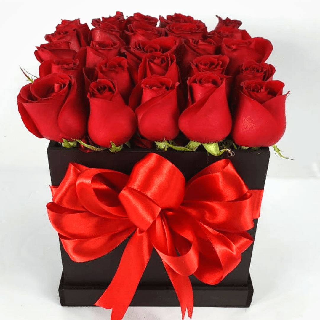 Arreglo de rosas en caja con 25 piezas de invernadero entregadas con un lindo moño de tela aproximadamente de 20 x 20 cm. Disponible en nuestra florería en el DF.